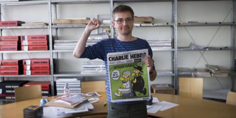 Attentato al Charlie Hebdo, l’ondata di sdegno monta su Twitter (video)