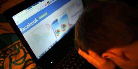 Cyberbullismo e web dipendenze: le famiglie alle prese con l’educazione digitale