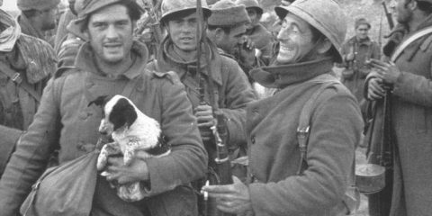 Penne e baionette. Guerra civile in Spagna: George Orwell con il cucciolo in braccio e dietro di lui Ernest Hemingway