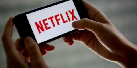 Netflix, due utenti su tre fanno streaming via smartphone in pubblico