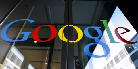 La Spagna vuole tassare Google per finanziare le pensioni, Giustizia Usa sulle tracce del ‘numero due’ delle Farc colombiane, Macron in Australia