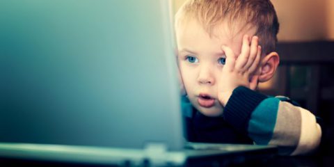 Bambini online, è allarme privacy: app e siti troppo spioni