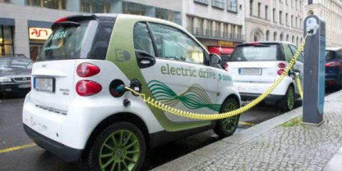 Libro bianco sull’emobility, con auto elettriche risparmi per 1,8 miliardi in Italia