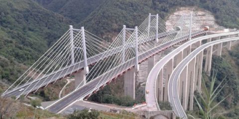 Guida automatica e connessa, bandi da 60 milioni di euro per le smart road italiane