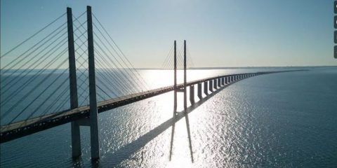 Videodroni. Il ponte di Öresund (tra Svezia e Danimarca) visto dal drone