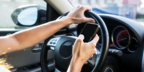 Modifica del Codice della Strada, chieste sanzioni più dure per chi usa lo smartphone alla guida