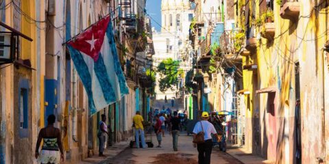 Riforma della Costituzione a Cuba, Trump contro l’Fbi, Scarsi progressi sui dazi globali, Bruxelles boccia il piano Brexit