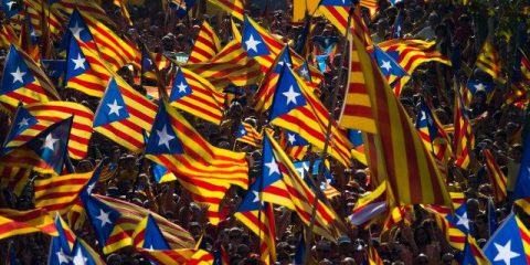 In Spagna il Psoe prepara mozione di censura contro Rajoy, L’incontro tra Macron e Putin, L’Italia in rotta di collisione con l’Ue