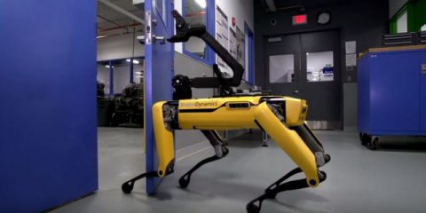 Robot, guarda il cane della Boston Dynamics aprire le porte (Video)