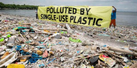 Plastica e contromisure, una vita green in quattro mosse ‘Privilegia, usa, riduci, evita’