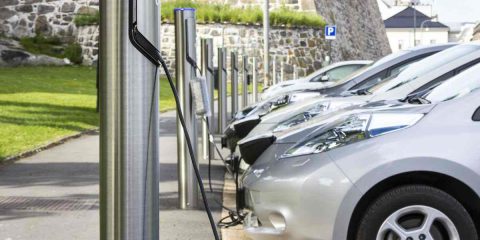 Auto elettriche, un milione di stazioni di ricarica per accelerare il Piano Ue per l’eMobility