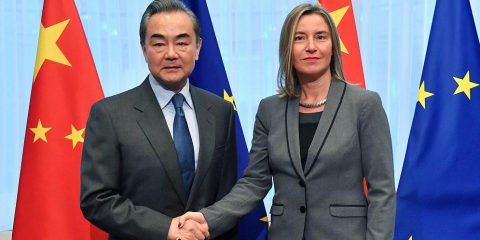 5G. Il ministro degli Esteri cinese a Bruxelles, mentre si sgonfia la campagna Usa anti-Huawei