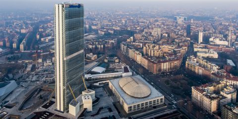 La torre Allianz di Milano entra nel Guinness World Records per il murale ‘Il giro del mondo in 50 piani’