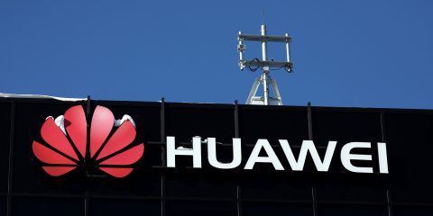 5G, il Sì (vincolato) di Theresa May a Huawei fa discutere in UK