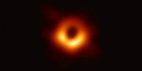La prima foto di un buco nero: “un anello di luce attorno all’oscurità”