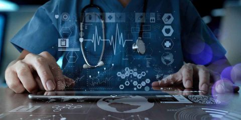Sanità e innovazione in Italia, tra ritardi nella digitalizzazione e difficoltà di accesso alle tecnologie