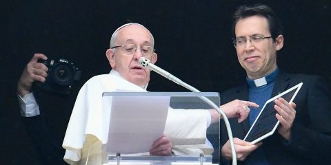 “Papa Francesco partecipa alla pubblicazione dei post sui social, ma mette in guardia dal modello di sviluppo tecnocratico”