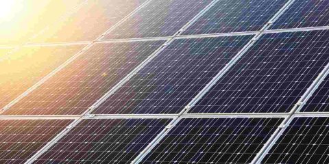 Fotovoltaico, batterie e pompe di calore prodotti nell’UE, si stima ritorno economico pari a 640 miliardi di euro entro il 2030