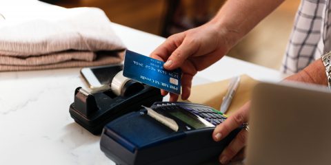 Manovra, il cashback e il bonus ‘Befana’ per far pagare di meno chi usa carte e bancomat