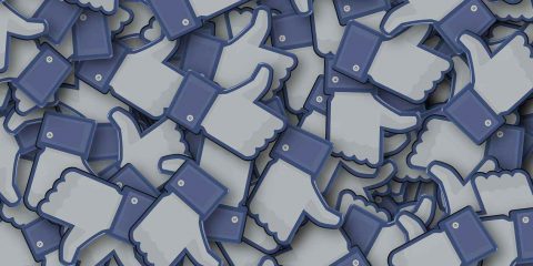 Facebook costretta a rimuovere commenti lesivi, ma anche quelli simili o equivalenti
