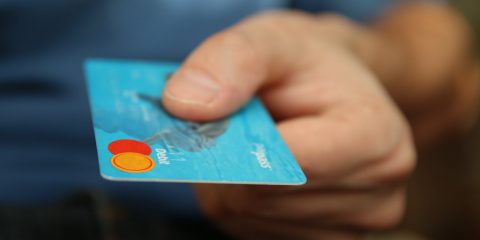 Confindustria al Governo: ‘Sconto del 2% a chi paga con carte e bonifico e tassa sui prelievi oltre 1500 euro al mese’