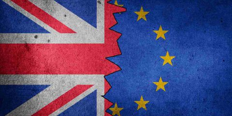 Effetto Brexit, EE reintroduce le tariffe di roaming per i clienti in viaggio nella Ue