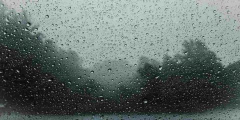 Peggiora il tempo, piogge in transito da Nord a Sud (video)