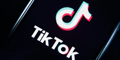 TikTok, l’accusa dei sostenitori privacy:  ‘Continua a violare le norme sui minori’