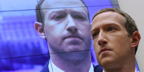 Dopo i dipendenti anche le aziende si schierano contro Facebook