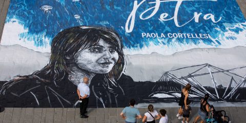 Sky Original, la “Petra” di Paola Cortellesi diventa un’opera di street art a Genova