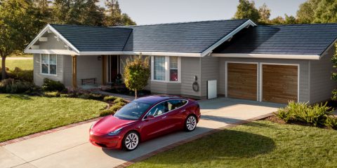Solar Roof: le nuove “tegole solari” di Tesla per generare energia elettrica pulita dal tetto