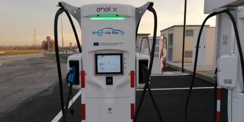 Auto elettriche: arrivano in Italia le stazioni di ricarica ultraveloce, massimo 15 minuti