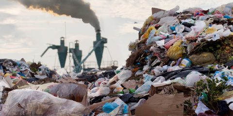 Plastica: il 55% dei rifiuti mondiali prodotto da 20 aziende. Il Rapporto
