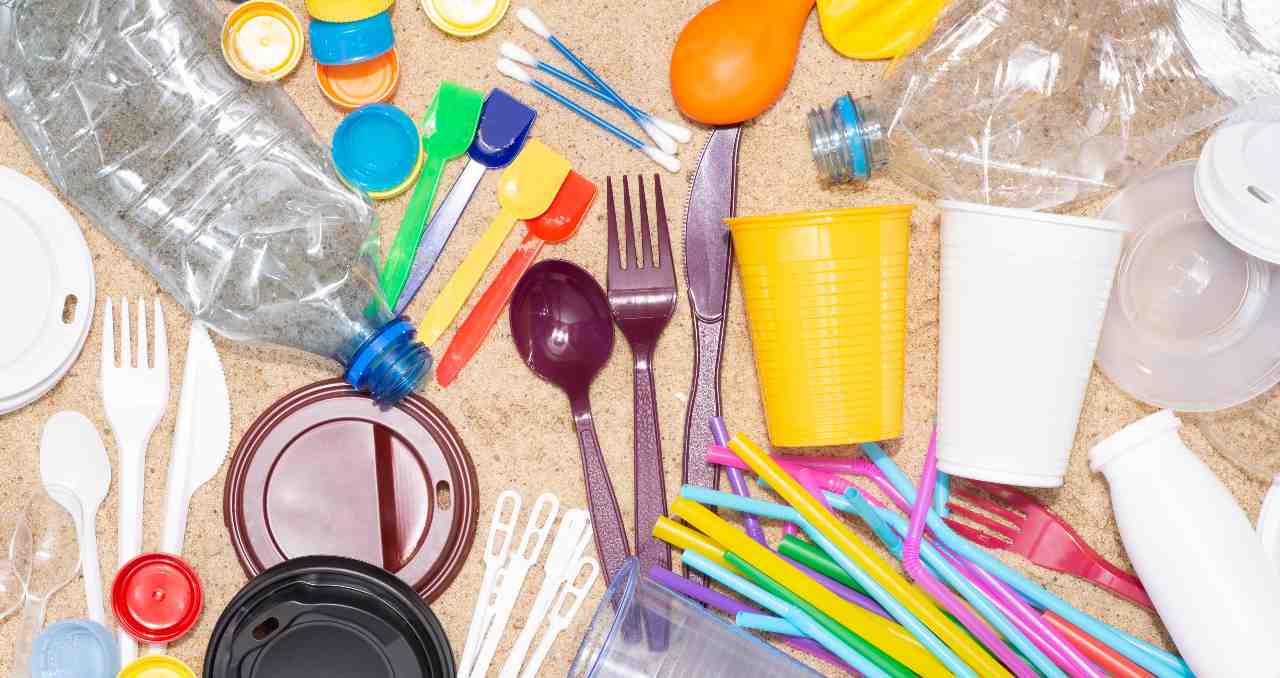 Plastica: da oggi stop al monouso, ma l'Italia sceglie ancora l'usa e getta