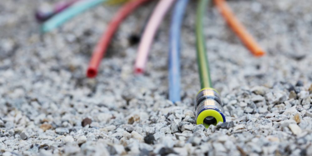 Fibra in Italia a prezzi discount, ma adozione dimezzata rispetto alla UE. Perché L’FTTH costa come l’FTTC?