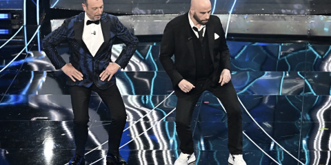 Pubblicità occulta a Sanremo 2024, Agcom multa la Rai per le scarpe di John Travolta