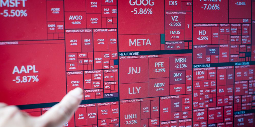 Dow Jones e Nasdaq affondano, è l’impatto delle politiche commerciali di Trump. Bruciati 4 trilioni di dollari