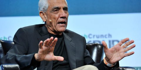 Il miliardario della Silicon Valley Vinod Khosla invoca il reddito universale perché l’AI sostituirà l’80% dei mestieri