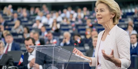 AI, l’Europa delle “sole regole” spiazza tutti. von der Leyen: “Investiamo 200 miliardi”. E avverte Usa e Cina: “La corsa è appena iniziata”