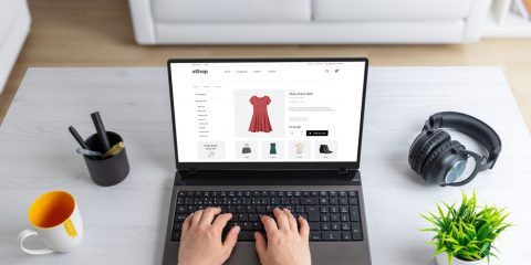 Moda online, il mercato cresce del 12,5% nel 2024 grazie anche l’AI