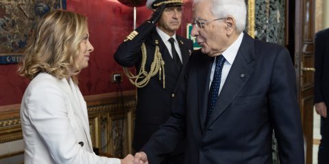 La Giornata Parlamentare. Meloni a pranzo da Mattarella, tensione fra FI e Lega, dialogo tra Italia e Regno Unito