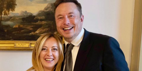 Meloni si congratula con Musk: ‘Una risorsa per l’Italia’. E Crosetto sdogana Starlink