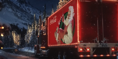 Coca-Cola criticata per aver sostituito Babbo Natale con l’AI nel nuovo spot natalizio