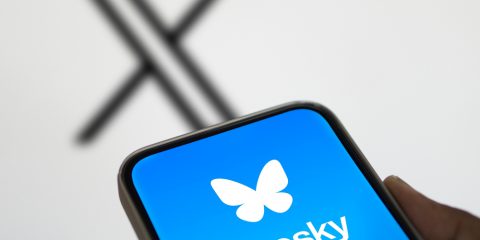 Bluesky sfida X, non permetterà l’uso dei post per addestrare l’AI e cresce di oltre 100mila iscritti al giorno