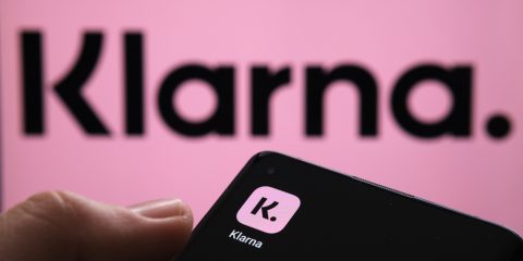 Klarna ha interrotto da un anno tutte le assunzioni per sostituire i lavoratori con l’AI