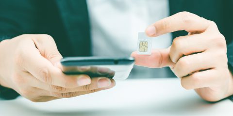 Sim telefoniche, il divieto ai migranti irregolari di acquistarne? I 7 effetti negativi