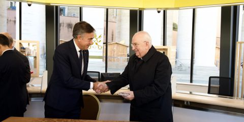 Poste Italiane inaugura il nuovo ufficio postale mobile Vaticano in Piazza San Pietro