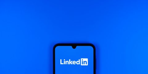 Microsoft e LinkedIn denunciati per aver divulgato dati dei clienti per l’addestramento di modelli di AI