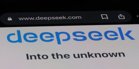 DeepSeek, l’AI cinese conquista l’App Store americano. E’ la bolla di OpenAI? Intanto Nvidia perde il 14%