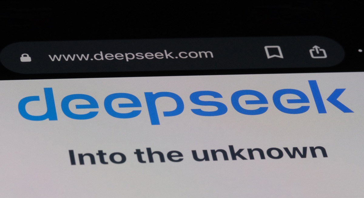 DeepSeek, l’AI cinese conquista l’App Store americano. E’ la bolla di OpenAI? Intanto Nvidia perde il 14%